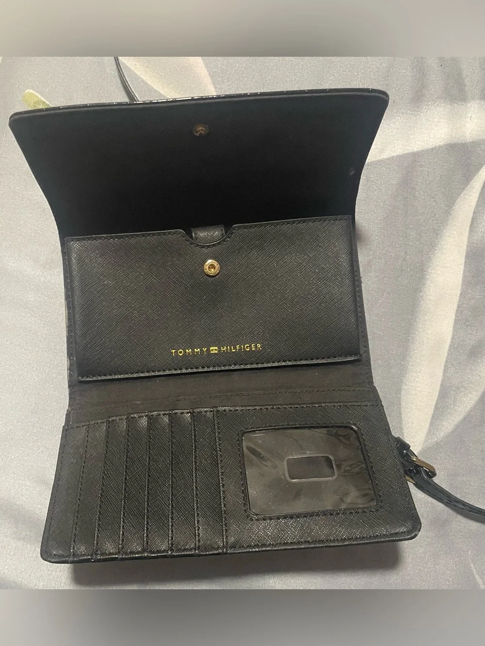 Tommy Hilfiger compact black